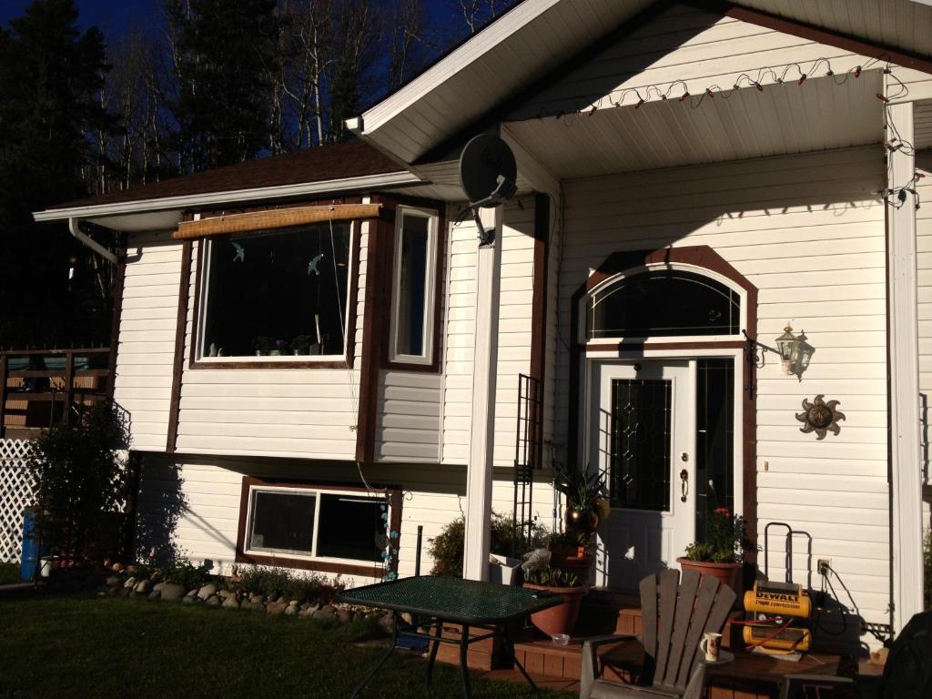 Silvern Lake Trail Bed And Breakfast Smithers Exterior photo